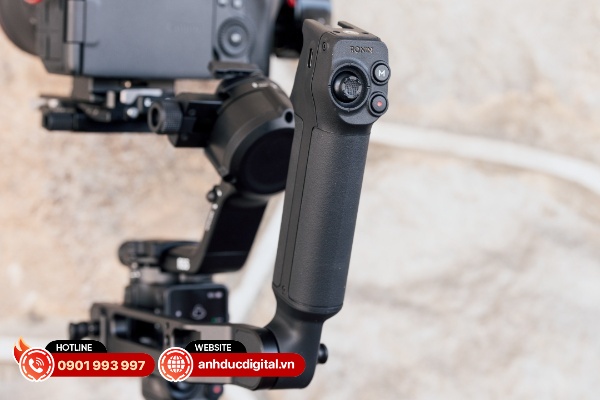 Bộ tay cầm kiêm nút điều khiển và cần gạt của DJI RS5