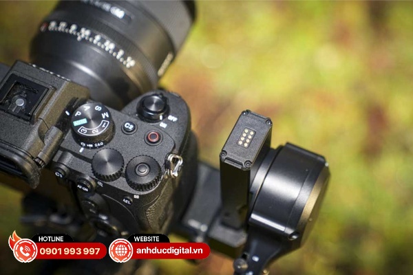 Quá trình lắp ráp máy ảnh và thiết lập cân bằng các trục trên DJI RS5 diễn ra dễ dàng hơn