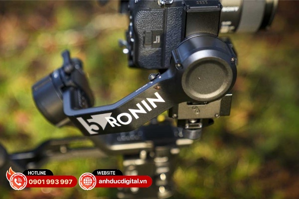 DJI RS5 có khả năng làm việc với các bộ máy quay nặng và ống kính cine