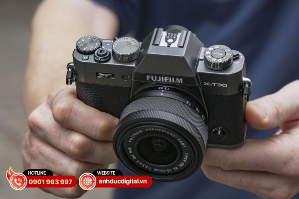 Fujifilm X-T30 III về cơ bản vẫn sử dụng thiết kế thân máy giống như với X-T30II và cả X-T30