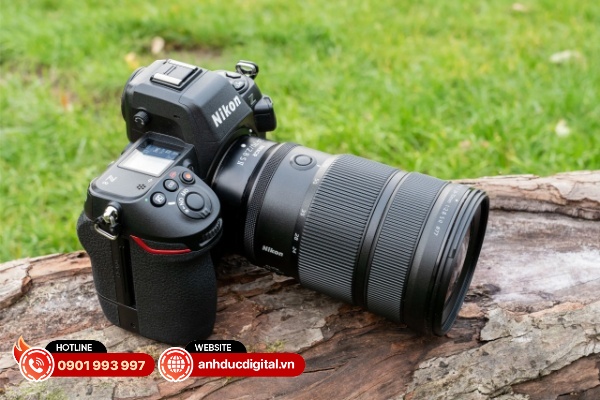 Nikkor Z 24 – 70mm F/2.8 S II có kích thước nhỉnh hơn một chút so với bản tiền nhiệm