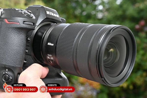 Bên trong ống kính là hệ thống quang học phức tạp bao gồm 14 thấu kính chia thành 10 nhóm