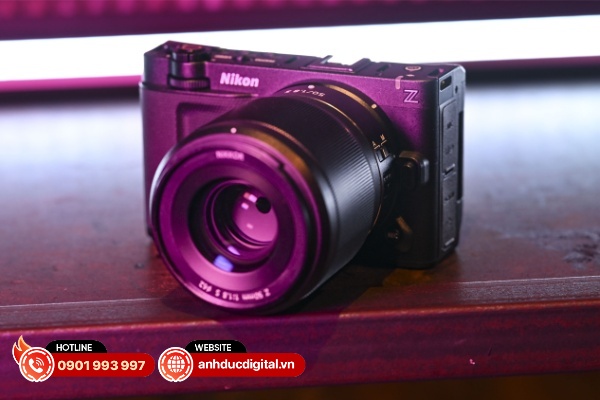 Nikon ZR lựa chọn một thiết ké mang tính tối giản nhưng hiệu quả trong việc sử dụng