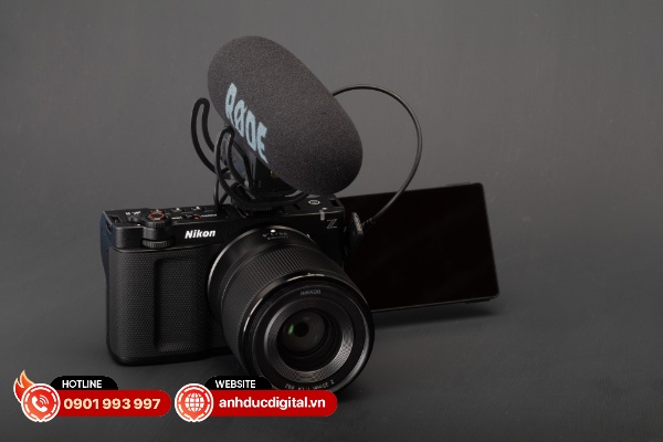 Nikon ZR được trang bị màn hình cảm ứng xoay lật với kích thước lên đến 4-inch