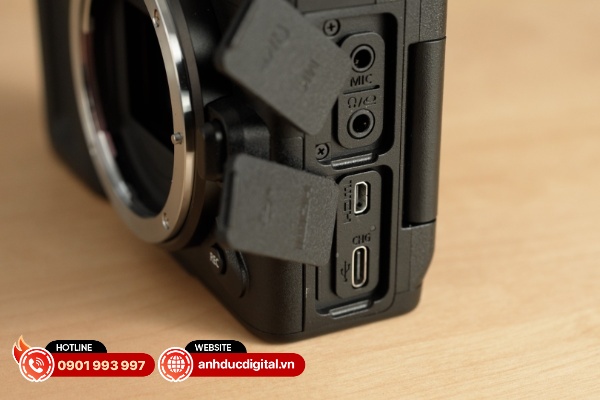 Nikon ZR chỉ có các cổng microphone/headphone 3.5mm, cổng USB-C và cổng micro-HDMI