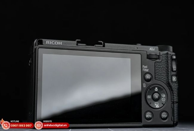 ISO cao trên Ricoh GR IV Monochrome mang lại grain mịn, tạo cảm xúc và giữ độ ổn định trong ánh sáng yếu