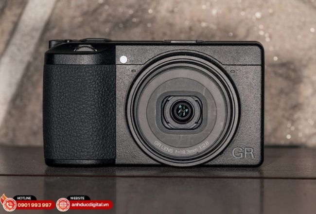 Cảm biến APS-C Monochrome giúp ảnh sắc nét, kiểm soát ánh sáng tốt và giữ chi tiết ổn định.