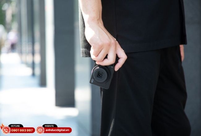 Ricoh GR IV Monochrome giúp tách biệt sáng tối, lý tưởng cho street photography trong mọi điều kiện ánh sáng