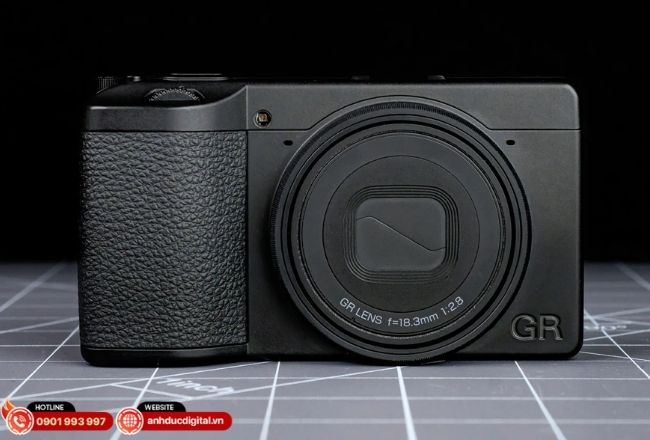 Ống kính 28mm F2.8 giúp bắt trọn khoảnh khắc, với khả năng lấy nét nhanh và chính xác trong mọi điều kiện.