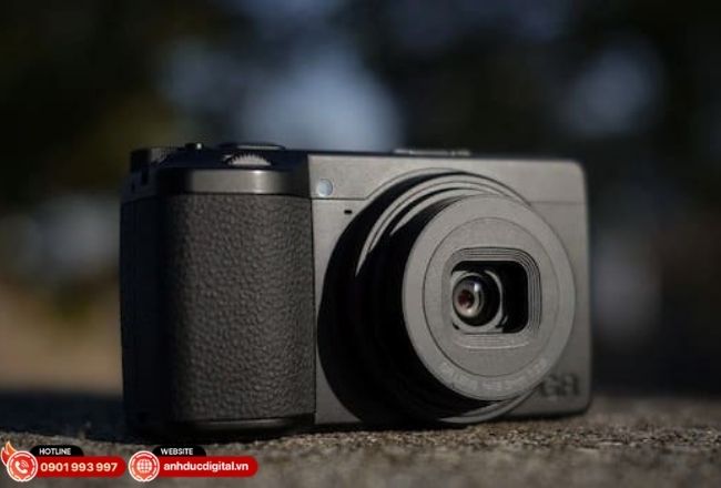 Ricoh GR IV Monochrome ghi nhận dữ liệu độ sáng trực tiếp, giúp ảnh chuyển sắc mượt và tách khối rõ rệt hơn so với ảnh B&W chuyển từ máy ảnh màu