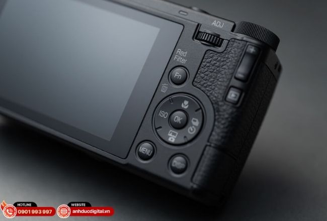 Ricoh GR IV Monochrome với ISO cao giúp chụp trong thiếu sáng mà vẫn giữ grain mịn và độ ổn định.