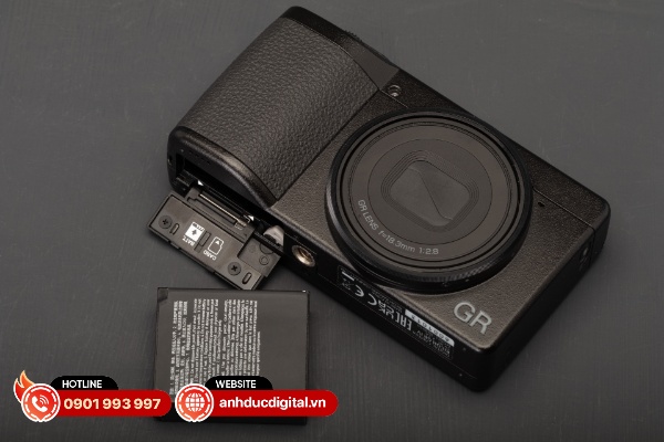 Ricoh GR IV sử dụng viên pin mới với thời lượng pin dài hơn so với phiên bản tiền nhiệm