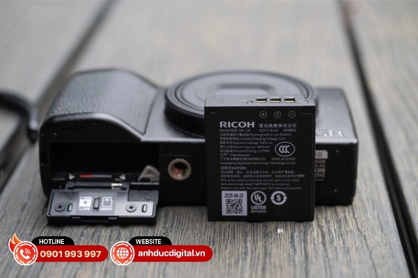 Ricoh GR IV được trang bị viên pin dung lượng cao và dung lượng bộ nhớ trong lớn hơn