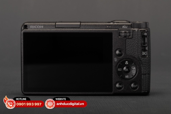 Ricoh GR IV chỉ được trang bị màn hình cảm ứng cố định 3-inch trong thân máy