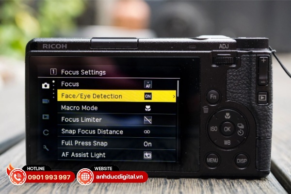 Ricoh GR IV được trang bị hệ thống lấy nét kết hợp giữa theo pha và theo tương phản, kết hợp với nhận diện mắt và mặt