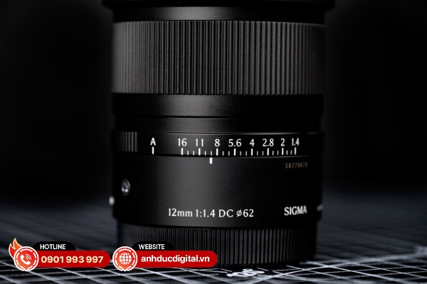 Hệ thống điều khiển của Sigma 12mm F1.4 DC Contemporary tương đối cơ bản