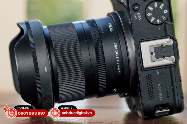 Loa che nắng của Sigma 12mm F1.4 DC Contemporary có chất lượng hoàn thiện tốt