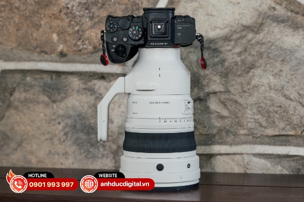 Ống kính đạt trọng lượng 1.8kg, thật sự khá nặng và nhỉnh hơn so với các ống kính 70-200mm