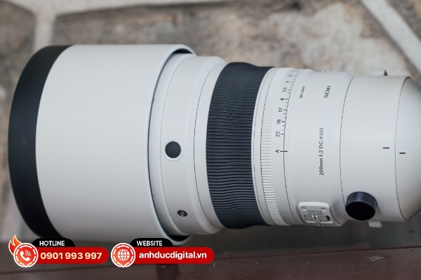 Sigma 200mm F2 DG OS Sport được trang bị một loa che nắng khá lớn