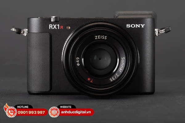 Sony RX1R III có thiết kế nhỏ gọn nhưng cho cảm giác cầm nắm rất chắc chắn