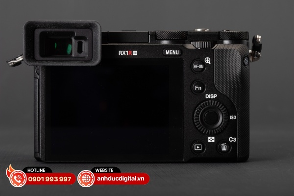 Mặt sau của máy ảnh có hệ thống nút bấm tương tự như trên các dòng máy ảnh Sony Alpha khác