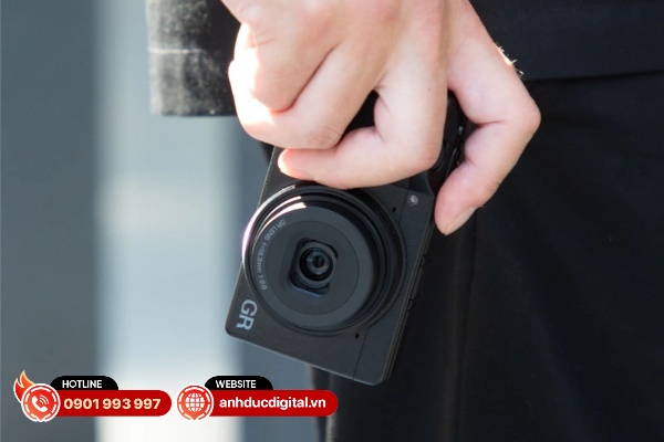 Giới thiệu Ricoh GR IV – Đối thủ mới của Fujifilm X100VI trong phân khúc máy ảnh compact đường phố