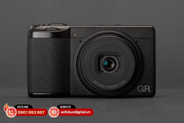 Ricoh GR IV có phần thân máy được thiết kế lại hoàn toàn để trở nên nhỏ gọn và tiện dụng hơn