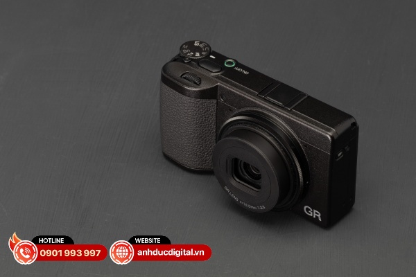 Ricoh GR IV được trang bị ống kính GR 18.3mm F2.8 mới được tối ưu về thiết kế