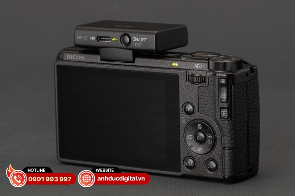 Ricoh GR IV sở hữu màn hình LCD cảm ứng cố định với kích thước 3-inch và độ phân giải 1.04 triệu điểm ảnh