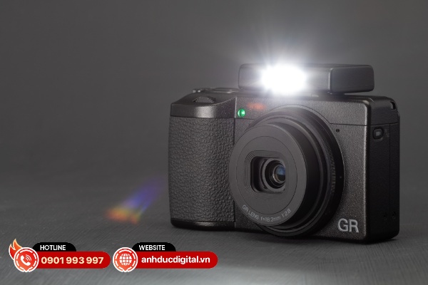 Phụ kiện đèn Flash siêu nhỏ gọn của Ricoh GR IV