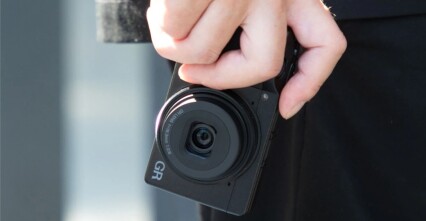Giới thiệu Ricoh GR IV – Đối thủ mới của Fujifilm X100VI trong phân khúc máy ảnh compact đường phố