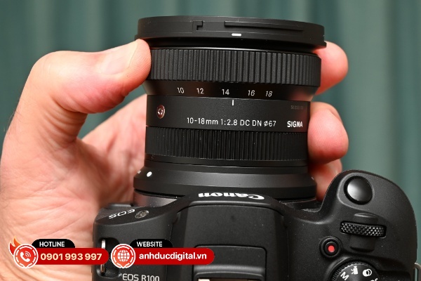 Ống kính có thiết kế rất tối giản với chất lượng hoàn thiện tương đối cao cấp