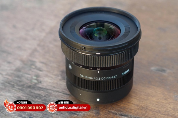 Ống kính có thiết kế rất tối giản với chất lượng hoàn thiện tương đối cao cấp