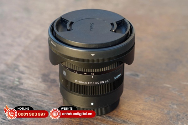 Sigma đã thiết kế một bộ loa che nắng mỏng và nhẹ hơn khá nhiều