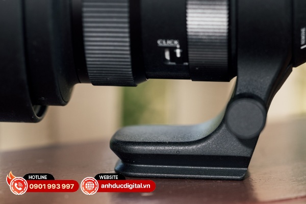 Sigma 135mm F1.4 DG ART được trang bị giá đỡ vì tính mất cân đối của ống kính này
