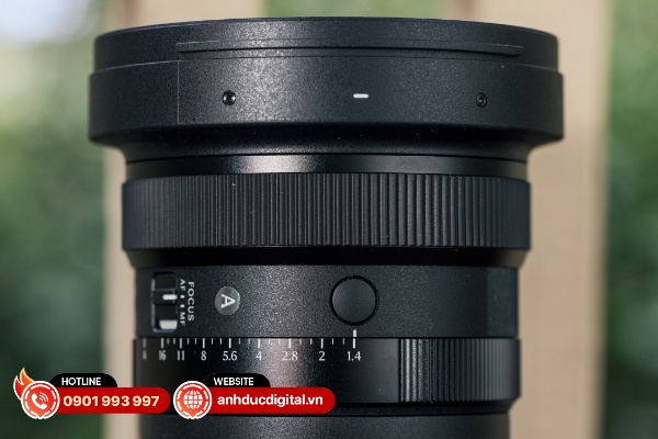 Về phía đầu ống kính sẽ là vòng lấy nét thủ công với bề dày không quá rộng