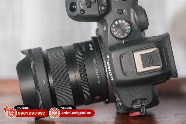 Sigma 15mm F1.4 DC cũng có lợi thế về kích thước nhỏ gọn so với ống kính 16mm F1.4 cũ
