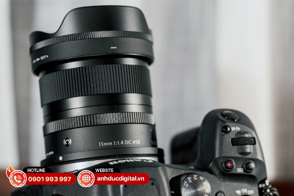 Sigma 15mm F1.4 DC được trang bị vòng lấy nét thủ công có độ nhạy tốt và di chuyển mượt mà
