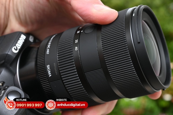 Sigma 17-40mm F1.8 DC Art sử dụng cơ chế thu phóng bên trong nên chiều dài tổng thể vẫn không đổi khi thu phóng