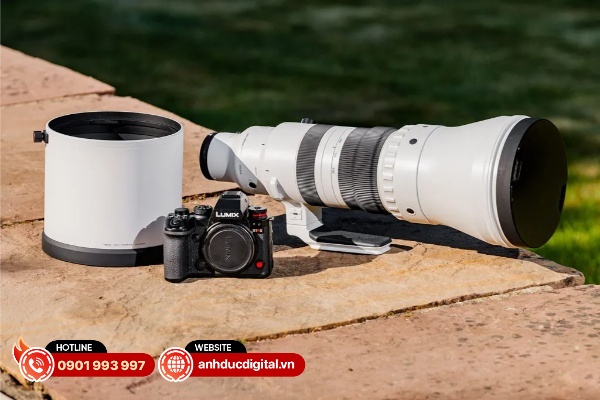 Với chiều dài lên đến 469mm, đường kính 167mm và trọng lượng gần 4kg, ống kính này rất lớn và rất nặng