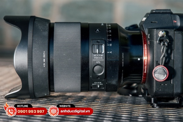 Sigma 35mm F1.2 DG II Art đi kèm với loa che nắng và hộp đựng có chống sốc ở phần đáy