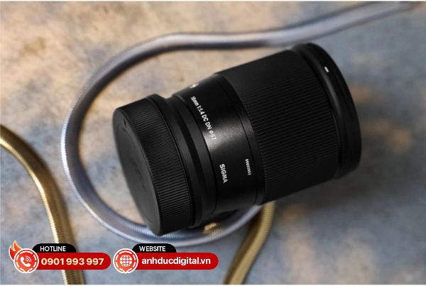 Sigma 16mm F1.4 DC DN là một ống kính tương đối lớn với trọng lượng 405g