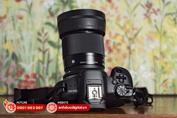 Sigma 30mm F1.4 DC DN là một trong những ống kính điển hình cho sự cân đối về tiêu cự