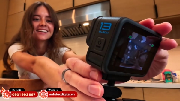 GoPro Hero 13 có micro tích hợp, hỗ trợ định dạng WAV/AAC ghi âm rõ ràng