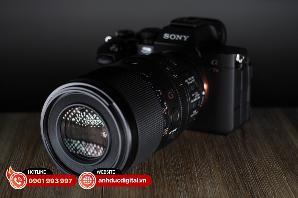 Sony FE 100mm F/2.8 Macro GM OSS nhỏ nhẹ hơn so với cá ống kính Macro cùng tiêu cự từ Tamron và Sigma
