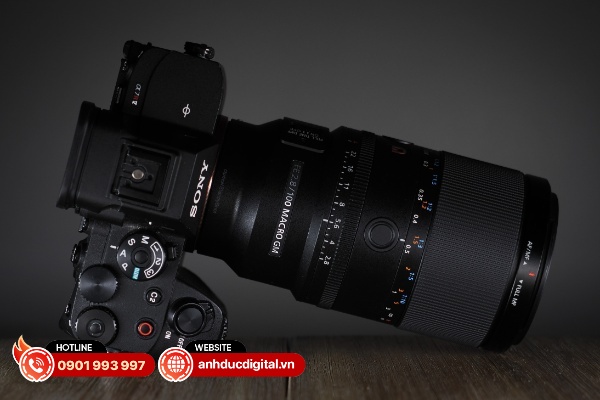 Sony FE 100mm F/2.8 Macro GM OSS được trang bị hệ thống điều khiển phức tạp hơn cá ống kính khác