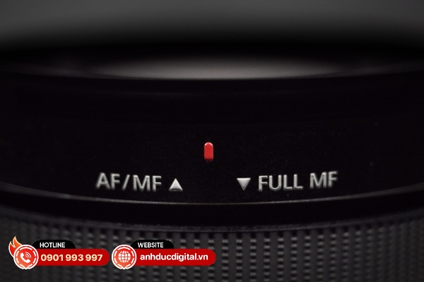 Sony sử dụng một cơ chế gạt đẩy đặc biệt cho phép chuyển sang chế độ lấy nét thủ công