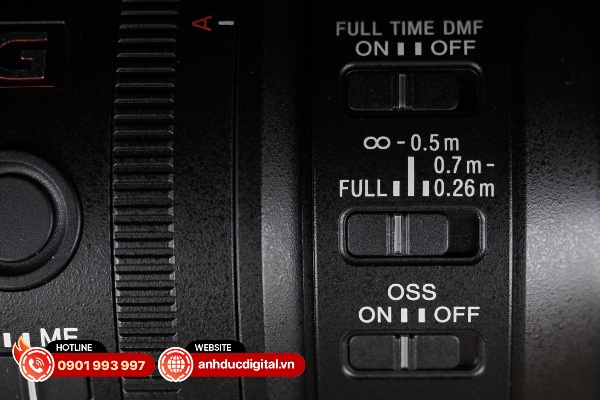 Hàng nút gạt chức năng đặc biệt trên ống kính của Sony