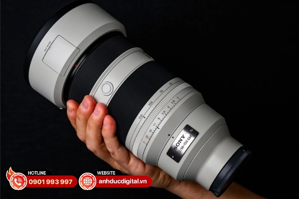 Sony FE 50 - 150mm F2 GM là một ống kính lớn khi xét trên dải tiêu cự và khẩu độ tối đa
