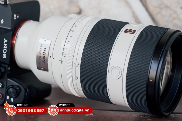 Nút chức năng ở mặt trên của ống kính Sony FE 50-150mm F2 GM